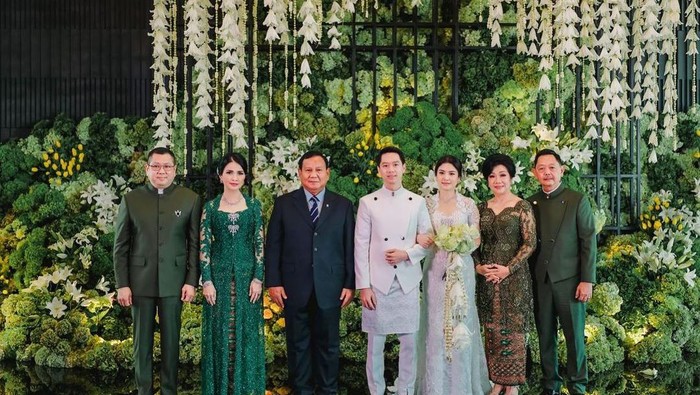 Jokowi menghadiri pernikahan Kevin Sanjaya yang diresmikan di catatan sipil.