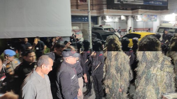 Kalpoda Lampung Irjen Pol Helmy Santika saat mengecek kesiapan personel dalam rangka pengamanan arus mudik dan balik lebaran 1444 Hijriah. Bandarlampung, Minggu, (16/4/2023). (ANTARA/Dian Hadiyatna)