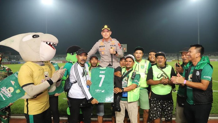Kapolres Gresik AKBP Adhitya Panji Anom mendapat apresiasi dari Persebaya dan Bonek