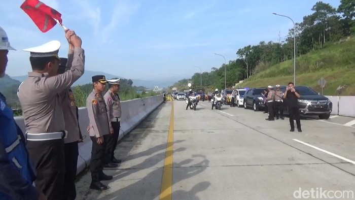 Kasubdit Regident Polda Jabar AKBP Rano Hadiyanto dengan didampingi Kapolres Sumedang AKBP Indra Setiawan dan pejabat dari PT.CKJT saat membuka jalur fungsional Tol Cisjmdawu, Minggu (16/4/2023).