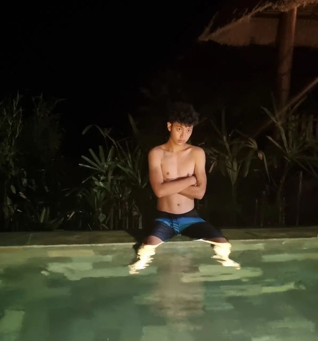 Keanu Massaid diketahui lahir pada 9 September 2009. Ketika dirinya masih sangat kecil sang ayah terpaksa harus meninggalkannya untuk selama-lamanya karena serangan jantung saat tengah bermain bola. Foto: Instagram/@keanu_massaid