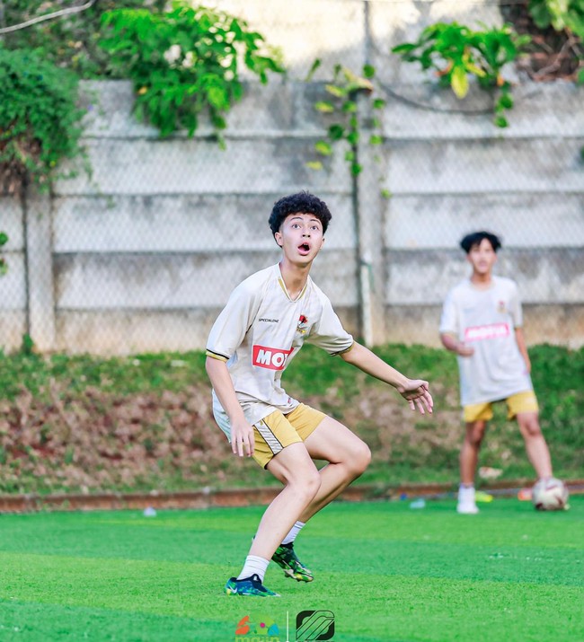 Melalui akun Instagram pribadinya Keanu kerap membagikan kegiatannya. Tampaknya putra semata wayang Angelina Sondakh itu memiliki hobi yang sama dengan sang ayah yaitu bermain bola. Foto: Instagram/@keanu_massaid
