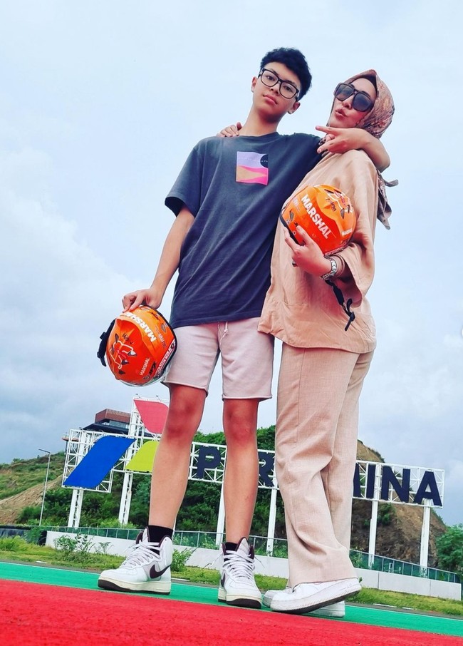 Sudah semakin besar, Keanu tumbuh menjadi laki-laki yang bertubuh tinggi. Bahkan tingginya saat ini sudah mengalahi tinggi badan Angelina Sondakh. Foto: Instagram/@keanu_massaid