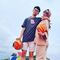 Sudah semakin besar, Keanu tumbuh menjadi laki-laki yang bertubuh tinggi. Bahkan tingginya saat ini sudah mengalahi tinggi badan Angelina Sondakh. Foto: Instagram/@keanu_massaid