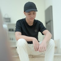 Putra semata wayang Angelina Sondakh dan mendiang Adjie Massaid kini sudah remaja. Semakin dewasa, wajah Keanu disebut-sebut makin mirip dengan sang ayah, mendiang Adjie Massaid. Foto: Instagram/@keanu_massaid