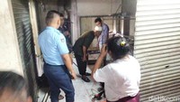 Saat kebakaran terjadi, salah satu toko baju yang menjadi sumber kebakaran sudah dalam keadaan tertutup. Pemiliknya tidak tahu bahwa los miliknya terbakar. Setelah kebakaran terjadi pemilik terlihat lemas berupaya menyelamatkan barang yang tersisa. (Foto: Deny Prastyo Utomo/detikJatim)