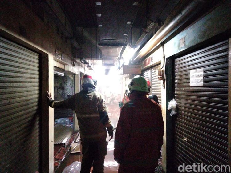 Potret Kepanikan Saat Asap Pekat Kebakaran Penuhi Lantai 2 DTC Surabaya