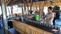 Di sana, ada satu kedai kopi yang dibangun di pinggir sawah produktif. Namanya kedai kopi Laklak Pengangon. Anda akan disajikan hamparan sawah yang luas dan hijau jika petani baru mulai menggarap lahan.