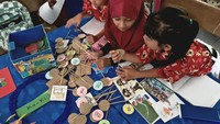 Media interaktif ini digunakan bersama dengan teman-teman sekelompok sambil berdiskusi. Foto: Trisna Wulandari/detikEdu