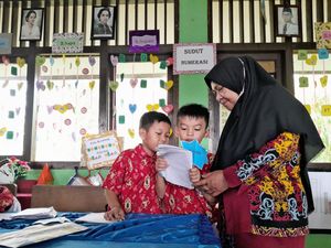 Bu Guru Normi & Ragam Media Interaktifnya, Bantu Siswa Belajar Membaca