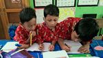 Bu Guru Normi & Ragam Media Interaktifnya, Bantu Siswa Belajar Membaca