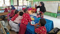 Bentuk pembelajaran sesuai tingkat capaian belajar tiap siswa inilah yang disebut pembelajaran berdiferensiasi alias pembelajaran berbeda di Kurikulum Merdeka. Foto: Trisna Wulandari/detikEdu