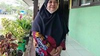 Di usia 55 tahun, ia masih aktif belajar mengembangkan media pembelajaran agar siswanya dapat belajar lebih mudah dengan Kurikulum Merdeka. Nggak ribet ke kurikulum sekarang, malah lebih mudah. Karena belajarnya sekarang berbeda (berdiferensiasi), pungkasnya. Foto: Trisna Wulandari/detikEdu 