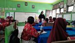 Bu Guru Normi & Ragam Media Interaktifnya, Bantu Siswa Belajar Membaca