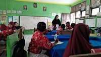 Begitulah yang dirasakan Wahyu. Fokus belajar dan bertanya setiap tidak mengerti yang dipelajari, siswa yang semula di kelompok huruf kelak pindah ke kelompok kalimat. Foto: Trisna Wulandari/detikEdu