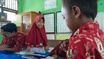 Bu Guru Normi & Ragam Media Interaktifnya, Bantu Siswa Belajar Membaca