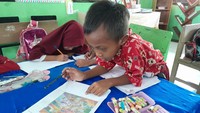 Sementara itu, siswa yang sudah pandai membuat kalimat kemudian diajak membuat kalimat menggunakan nama-nama profesi dan tugasnya. Foto: Trisna Wulandari/detikEdu