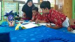 Bu Guru Normi & Ragam Media Interaktifnya, Bantu Siswa Belajar Membaca