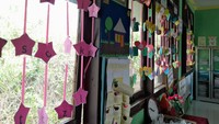 Media pembelajaran tidak hanya berfokus pada literasi, tetapi juga numerasi. Media angka dan pola bilangan juga dibuat Normi. “Dulu gunting-gunting sendiri, ABC. Untuk anak-anak. Kadang menggambar, dia (siswa juga mandiri) buat pola berulang. Saya belajar ini dari KKG, sekitar empat tahunan. Pakai kartu-kartu begitu, anak lebih cepat mengerti,” kata Normi. Foto: Trisna Wulandari/detikEdu