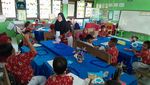 Bu Guru Normi & Ragam Media Interaktifnya, Bantu Siswa Belajar Membaca