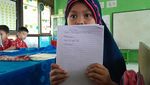 Bu Guru Normi & Ragam Media Interaktifnya, Bantu Siswa Belajar Membaca