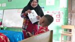 Bu Guru Normi & Ragam Media Interaktifnya, Bantu Siswa Belajar Membaca