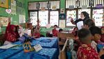 Bu Guru Normi & Ragam Media Interaktifnya, Bantu Siswa Belajar Membaca