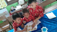 Tulisan-tulisan di media interaktif ia ketik sendiri, sementara gambar dan pencetakannya dibantu staf tata usaha sekolah. Biasanya lulusan muda, sekarang itu baru ganti. Siapapun yang di TU, saya minta bantu,” tuturnya tersenyum. Foto: Trisna Wulandari/detikEdu
