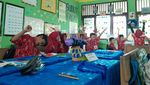 Bu Guru Normi & Ragam Media Interaktifnya, Bantu Siswa Belajar Membaca