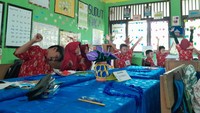 Agar tetap semangat, siswa diajak bernyanyi di sela sesi belajar. Foto: Trisna Wulandari/detikEdu