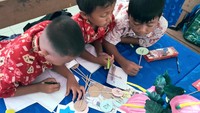 Stick suku kata, contohnya, dibuat Normi agar siswa bisa memilih-milih tangkai berisi suku kata untuk menjawab soal dan cerita yang diberikan. Foto: Trisna Wulandari/detikEdu