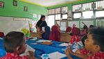 Bu Guru Normi & Ragam Media Interaktifnya, Bantu Siswa Belajar Membaca