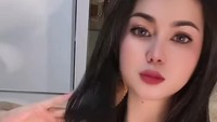 Ramai pengobatan Ida Dayak menjadi sorotan masyarakat hingga pasiennya membludak. Konon seorang wanita Dayak bernama Anastasia Linalolica disebut sebagai keponakan yang membantu Ida Dayak. Foto: Instagram/non_carrey