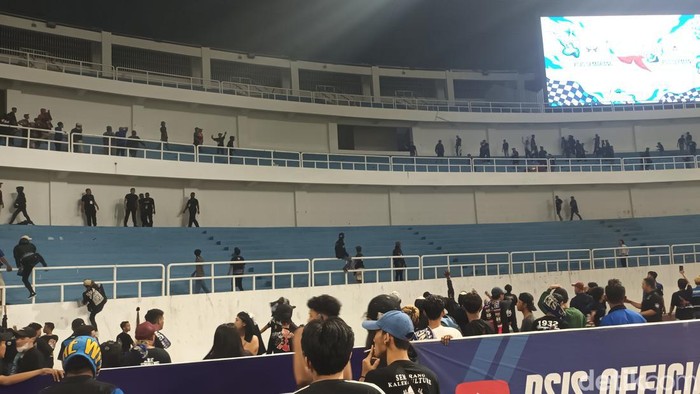 Kerusuhan antar suporter mewarnai laga PSIS vs PSS Sleman di Stadion Jatidiri Semarang, beberapa waktu lalu.