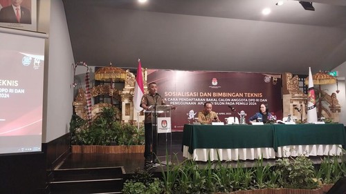 Ketua Komisi Pemilihan Umum (KPU) Provinsi Bali I Dewa Agung Gede Lidartawan sosialisasi syarat pendaftaran DPD, Denpasar, Minggu (16/4/2023). (dok. Rizki Setyo Samudero)