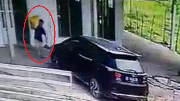 Seorang pria di Konawe Selatan (Konsel), Sulawesi Tenggara (Sultra) terekam CCTV diduga mencuri beras zakat fitrah di sebuah masjid.