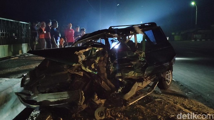 Kondisi mobil yang ringsek usai tabrakan di Jalan Nasional Jogja-Wates, Pengasih, Kulon Progo, Minggu (16/4/2023).