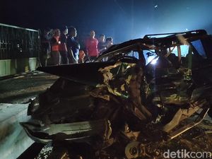 Kecelakaan Mobil Vs Truk Adu Banteng di Jalan Nasional Kulon Progo