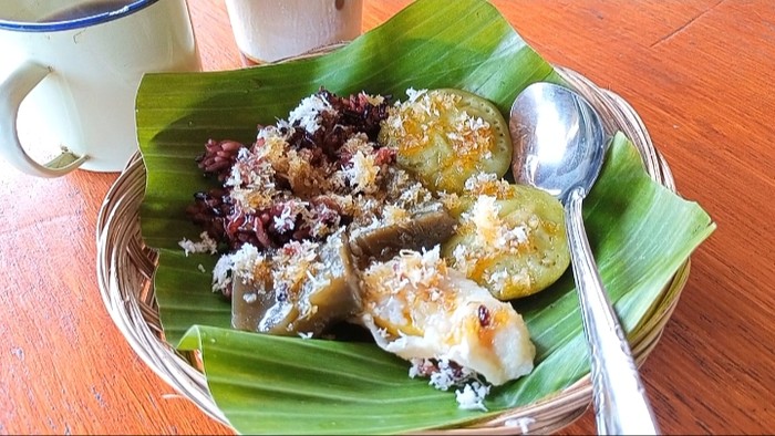 Laklak campur, terdiri atas kue laklak, injin kukus, olen-olen ditambah kelapa parut. Laklak campur, terdiri atas kue laklak, injin kukus, olen-olen ditambah kelapa parut.