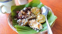 Seperti namanya, menu andalan di kedai ini adalah kopi Bali. Tak ketinggalan, jajan laklak juga bisa menjadi teman kopi Anda. Kue berbahan dasar tepung yang dipanggang di atas jangka itu memiliki tekstur lembut dan gurih. Sepintas, kudapan tradisional Bali ini mirip kue serabi. Laklak makin nikmat setelah ditaburi parutan kelapa dan gula aren kental.