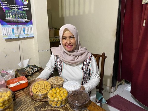 Lina Herlina, Owner Mama Lina Cookies & Cake yang kebanjiran orderan jelang Lebaran, Denpasar, Minggu (16/4/2023). (Siti Muamalah)