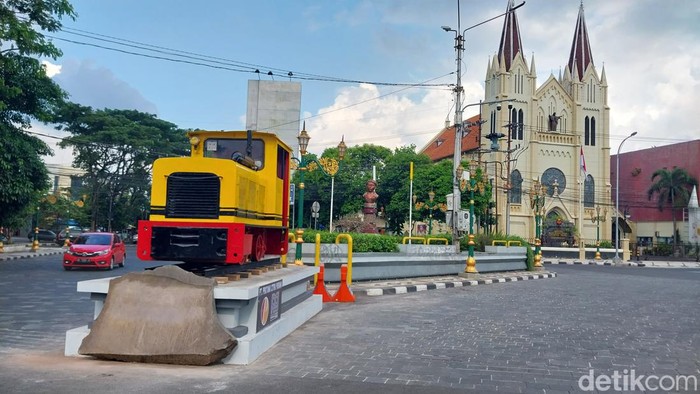 Lokomotif lori yang ada di kawasan Kayutangan Heritage, Kota Malang.