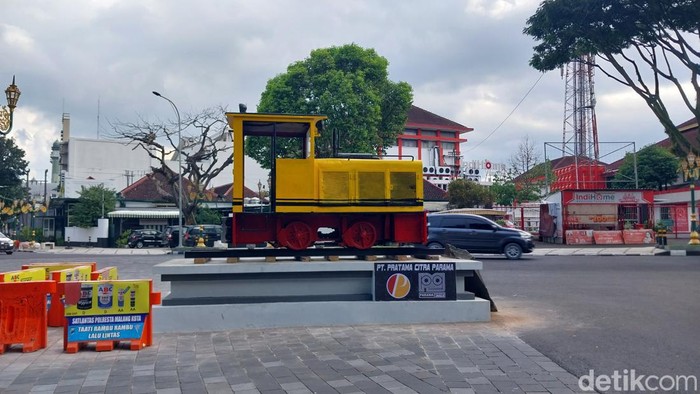 Lokomotif lori yang ada di kawasan Kayutangan Heritage, Kota Malang.