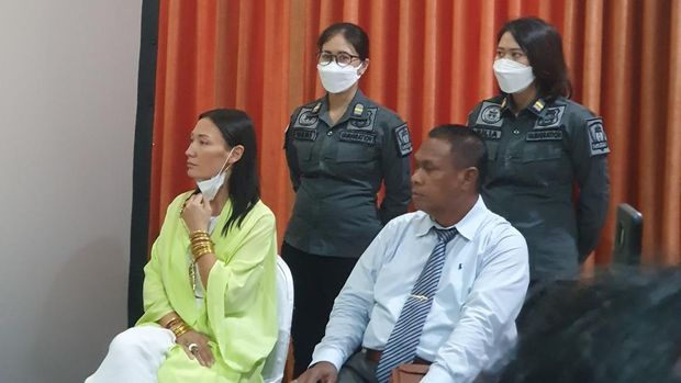 Luiza Kosykh (kiri) saat dihadirkan dalam konferensi pers di Kantor Imigrasi (Kanim) Kelas I TPI Denpasar, Minggu (16/4/2023). (Foto Ronatal Siahaan/detikBali)