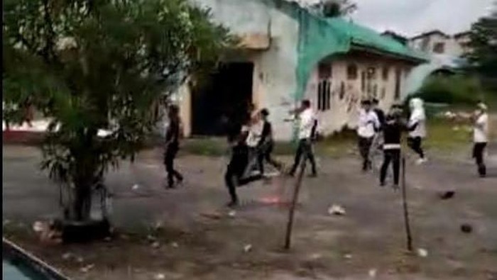 Dua kelompok remaja di Kota Makassar, Sulawesi Selatan (Sulsel) terlibat tawuran usai membagikan takjil berbuka puasa.