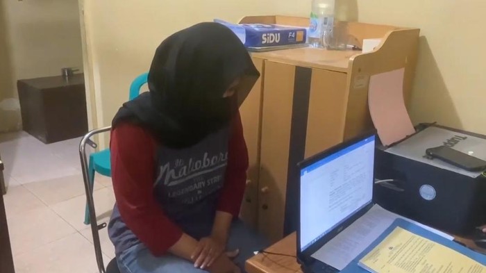 Pemudik wanita berinisial SW (26) ditangkap polisi lantaran diduga mencuri handphone (HP) milik pengunjung warung coto di Makassar, Sulawesi Selatan (Sulsel).