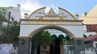 Lalu kami diajak bergeser, tak jauh dari tempat tersebut terdapat masjid yang tak kalah bersejarah, yakni Masjid Jami Annawier. Masjid ini merupakan salah satu cagar budaya, walau begitu, rupa dari masjid ini begitu memukau dan modern.(Weka Kanaka/detikTravel)