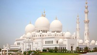 Di Abu Dhabi ada Masjid Agung Sheikh Zayed yang terkenal dengan keindahannya. Masjid yang didominasi dengan warna putih ini dilengkapi dengan 82 kubah yang terdiri dari berbagai ukuran. Foto: Getty Images/iStockphoto