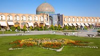 Masjid Sheikh Lotfollah yang berlokasi di kota Isfahan ini terkenal dengan desainnya yang indah. Selain indah, masjid ini juga memiliki bangunan yang sangat megah dengan sebuah kubah besar. Foto: Getty Images/iStockphoto
