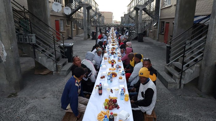 Meja Panjang saat Buka Puasa di Cape Town Afrika Selatan People sit at a long makeshift table before an Iftar, breaking of the fast, during the holy month of Ramadan in Heideveld on the Cape Flats, Cape Town, South Africa, April 15, 2023. REUTERS/Esa Alexander